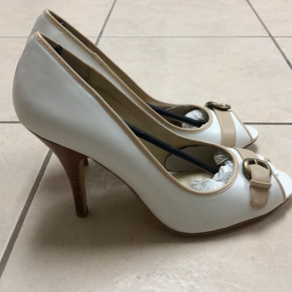 New white peep-toe pumps - Picture 2 of 4